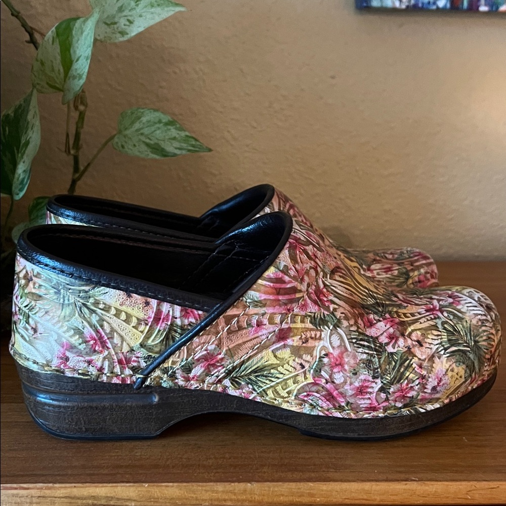 EUC Dansko Pro XP Clogs 39